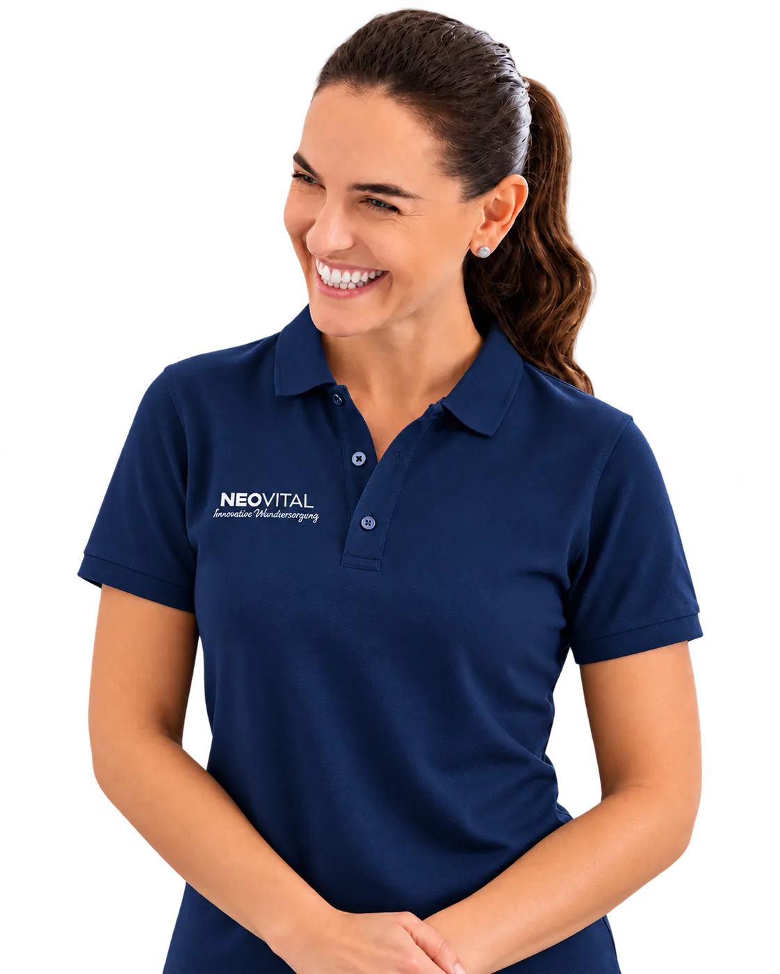 Lächelnde NeoVital-Mitarbeiterin im Unternehmens-Poloshirt