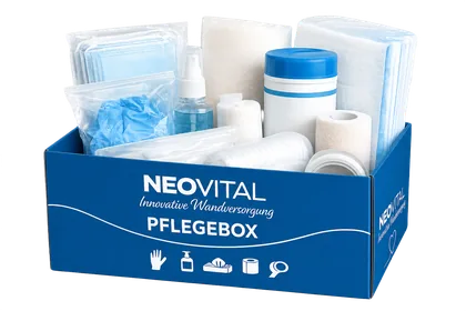 Geöffnete NeoVital Pflegebox mit Handschuhen, Desinfektionsmittel, Masken, Mullbinde und Bettschutzeinlagen