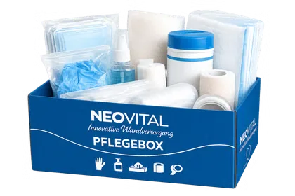 Geöffnete NeoVital Pflegebox mit Handschuhen, Masken, Desinfektionsspray, Mullbinden und Bettschutzeinlagen